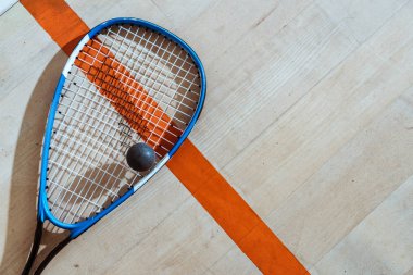 Ahşap yüzeyde squash raket ve top üst görünümü
