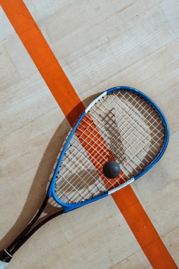 Ahşap yüzeyde squash raket ve top üst görünümü
