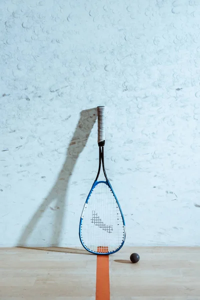 Une Raquette Squash Une Balle Sur Sol Bois Dans Court — Photo