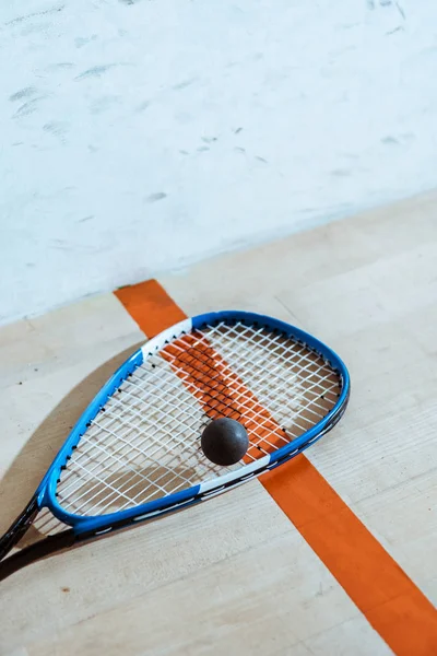 Una Racchetta Squash Una Palla Sulla Superficie Legno — Foto Stock