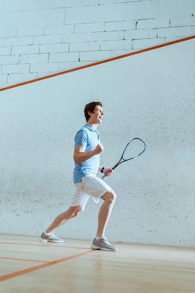 Volledige Lengte Weergave Van Happy Squash Speler Toont Gebaar — Stockfoto