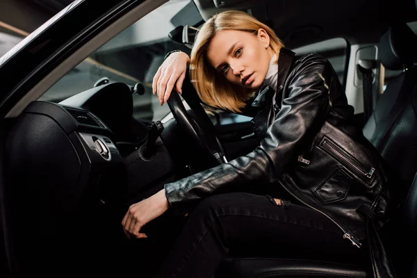 Houkutteleva Blondi Nainen Istuu Lähellä Ohjauspyörää Autossa — kuvapankkivalokuva