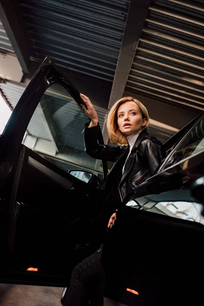 Low Angle View Attractive Blonde Girl Black Car Open Door — Stock Photo, Image