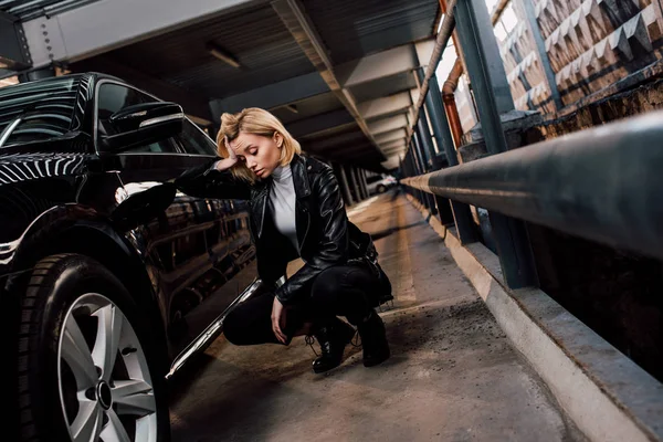 Aggódó Szőke Lány Közelében Fekete Autó Parkolóban — Stock Fotó