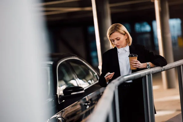 Selective Focus Worried Blonde Girl Holding Smartphone Paper Cup Black — Stock Photo, Image