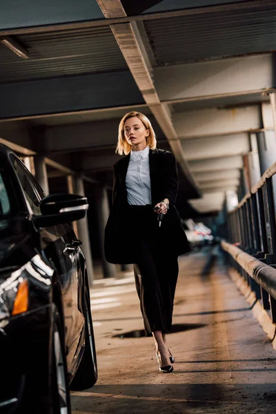 Attractive Blonde Woman Walking Black Automobile Parking — Stock Photo, Image