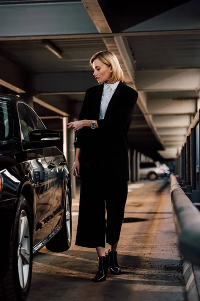 Mulher Loira Atraente Perto Automóvel Preto Estacionamento — Fotografia de Stock