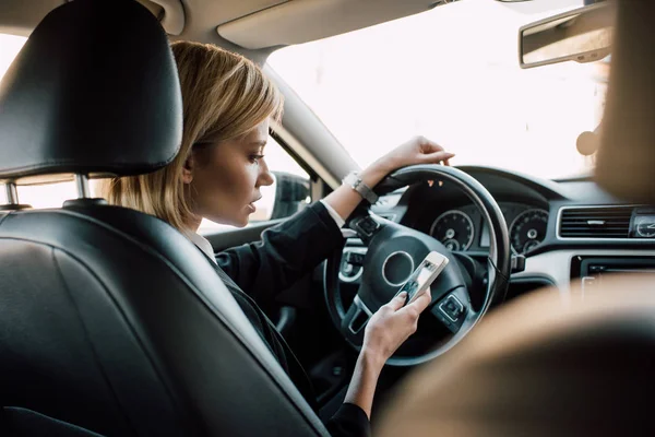 Mulher Loira Atraente Sentado Carro Usando Smartphone — Fotografia de Stock