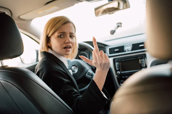 Mujer Rubia Estresada Mostrando Dedo Medio Mientras Está Sentado Coche —  Fotos de Stock