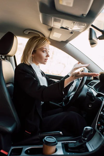 Upset Blonde Young Woman Gesturing While Sitting Car — Stock Photo, Image