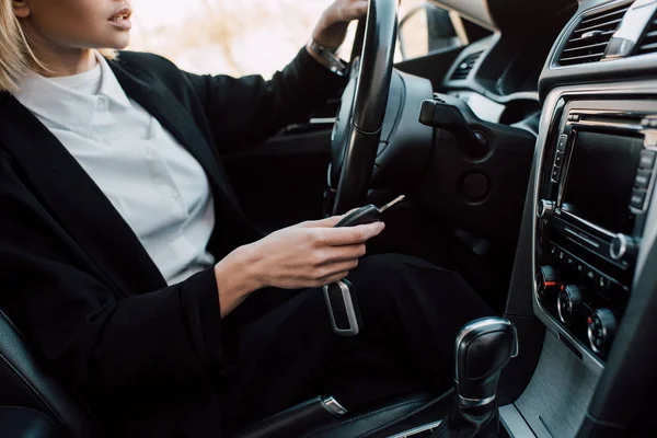 Cropped View Blonde Woman Holding Key Automobile — Stock Photo, Image