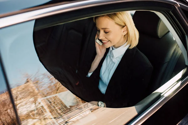 Bovenaanzicht Van Vrolijke Blonde Vrouw Praten Smartphone Auto — Stockfoto