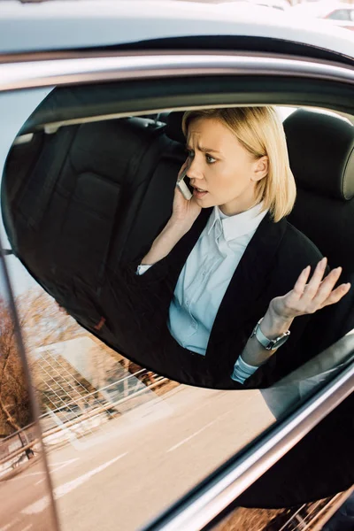 Overhead View Upset Blonde Woman Talking Smartphone Gesturing Car — Stock Photo, Image