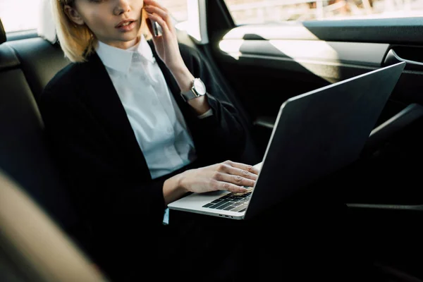 Bijgesneden Weergave Van Blonde Vrouw Praten Smartphone Buurt Van Laptop — Stockfoto