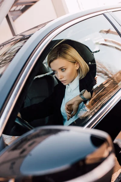 Όμορφη Ξανθιά Γυναίκα Κρατώντας Τιμόνι Ενώ Οδήγηση Αυτοκίνητο — Φωτογραφία Αρχείου