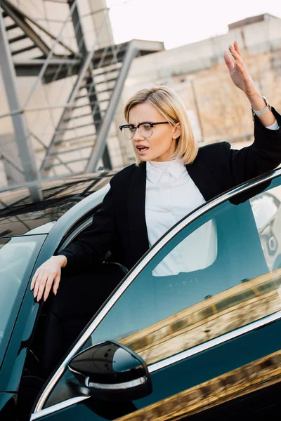 Offended Young Woman Gesturing Black Car Parking — Stock Photo, Image