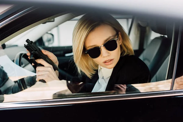 Serious Young Blonde Woman Sunglasses Holding Gun Car — Stock Photo, Image