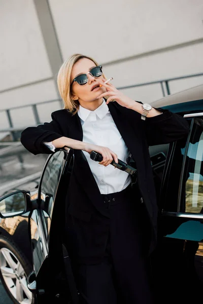 Attractive Blonde Woman Sunglasses Smoking Cigarette Holding Gun Car — Stock Photo, Image