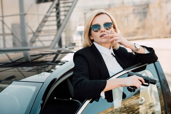 Blonde Woman Sunglasses Smoking Cigarette Holding Gun Car — Stock Photo, Image