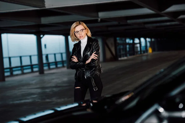 Attractive Young Blonde Woman Glasses Standing Crossed Arms Car — Stock Photo, Image