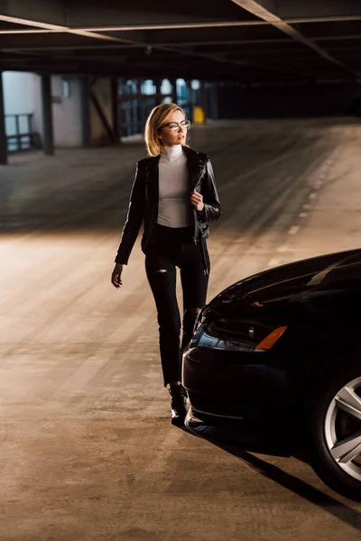 Pretty Young Blonde Woman Glasses Walking Parking Car — Stock Photo, Image