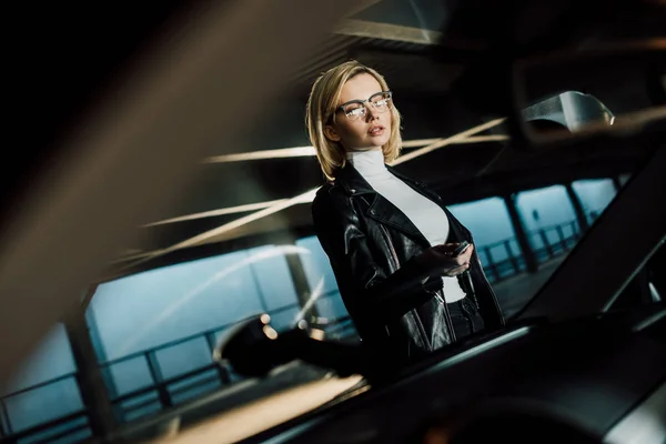 Young Blonde Woman Glasses Standing Parking Key Car — Stock Photo, Image