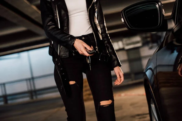 Cropped View Woman Holding Key Parking Black Automobile — Stock Photo, Image