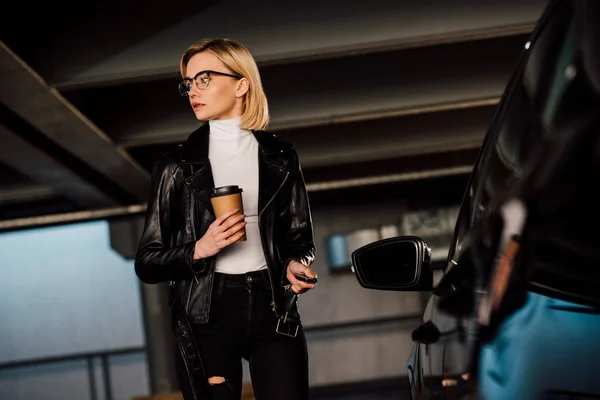 Attractive Girl Glasses Holding Key Paper Cup Parking Black Automobile — Stock Photo, Image