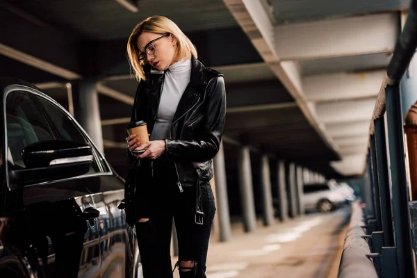 Mulher Loira Estacionamento Com Chave Copo Descartável Enquanto Conversa Smartphone — Fotografia de Stock