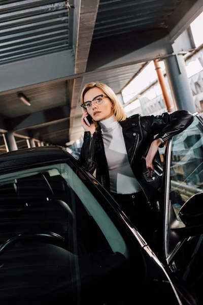 Gözlük Ciddi Kız Akıllı Telefon Konuşuyor Siyah Araba Yakınında Anahtar — Stok fotoğraf
