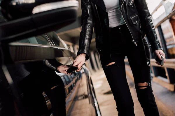 駐車場でキーを保持し 車のドアに触れる女の子のトリミングビュー — ストック写真