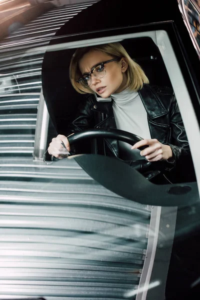 Blonde Aantrekkelijk Meisje Praten Smartphone Terwijl Het Stuurwiel Auto — Stockfoto