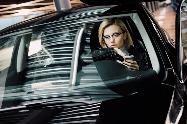 Upset Blonde Girl Glasses Holding Smartphone Car — Stock Photo, Image