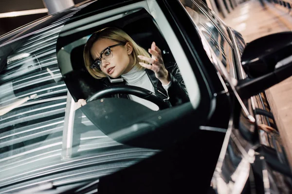 Stressed Blonde Girl Glasses Talking Smartphone Car — Stock Photo, Image