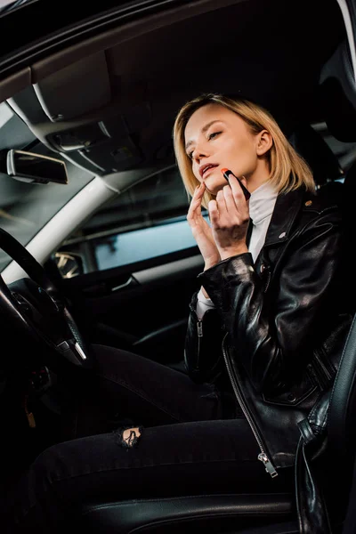 Låg Vinkel Bild Attraktiv Blond Tjej Som Applicerar Läppstift Bilen — Stockfoto