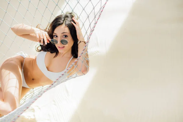 Hermosa Chica Bikini Gafas Sol Tumbado Hamaca Mirando Cámara Playa — Foto de Stock