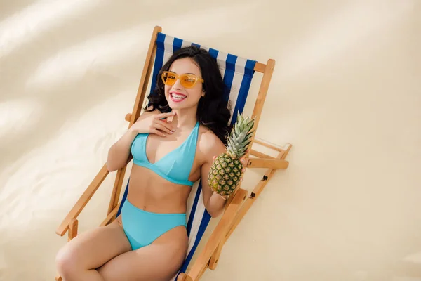 Beautiful Smiling Girl Sunglasses Bikini Holding Pineapple Relaxing Deck Chair — Stock Photo, Image