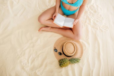 kopya alanı ile plajda bikini okuma kitabı kız üst görünümü