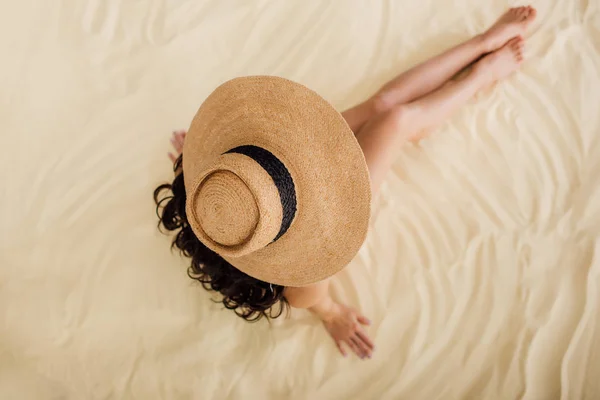 Vista Superior Mujer Joven Sombrero Paja Relajante Playa Arena — Foto de Stock