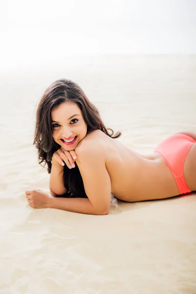 Hermosa Mujer Joven Topless Mirando Cámara Sonriendo Relajándose Playa Arena — Foto de Stock