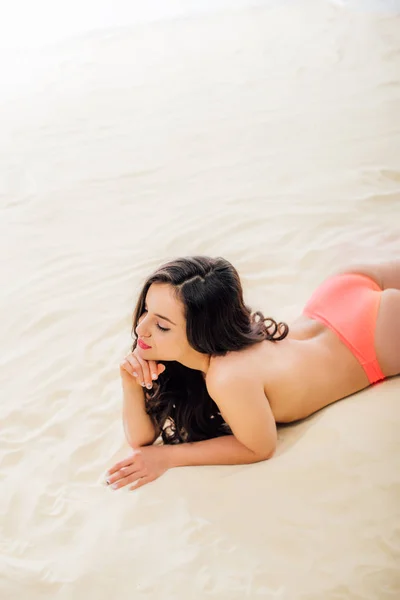 Hermosa Mujer Topless Joven Relajarse Playa Arena Con Espacio Para — Foto de Stock