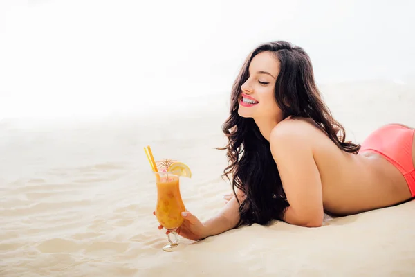 Beautiful Smiling Topless Girl Cocktail Lying Beach Copy Space — Stock Photo, Image