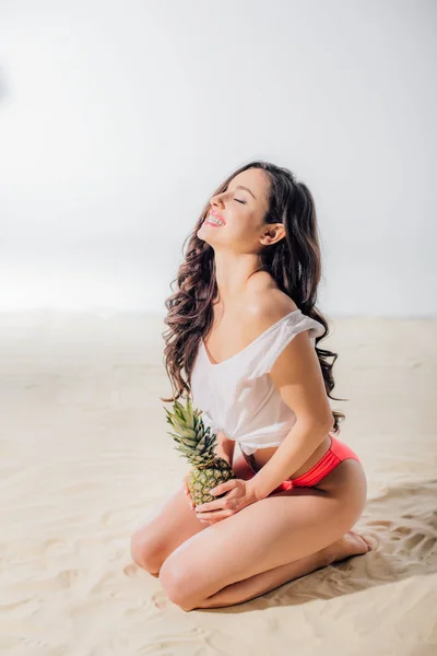 Bela Menina Sorridente Sentado Posando Com Abacaxi Praia Areia — Fotografia de Stock