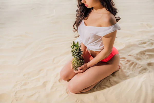 Vista Ritagliata Ragazza Seduta Posa Con Ananas Sulla Spiaggia Sabbia — Foto Stock