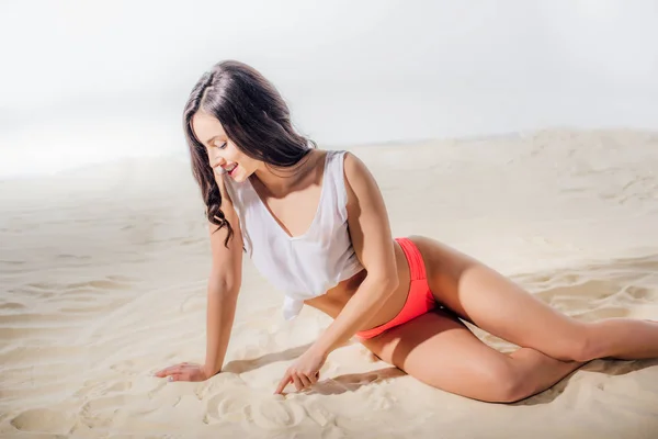 Bela Menina Desenho Com Dedo Areia Sorrindo Enquanto Sentado Praia — Fotografia de Stock