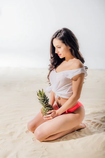 Beautiful Girl Sitting Posing Pineapple Sandy Beach — Stock Photo, Image
