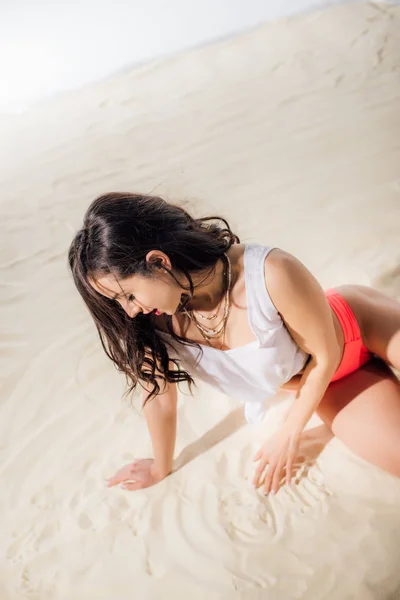 Beautiful Girl White Top Drawing Finger Sand While Sitting Beach — Stock Photo, Image