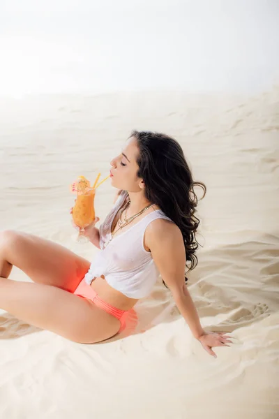 Beautiful Girl White Top Drinking Cocktail Beach — Stock Photo, Image