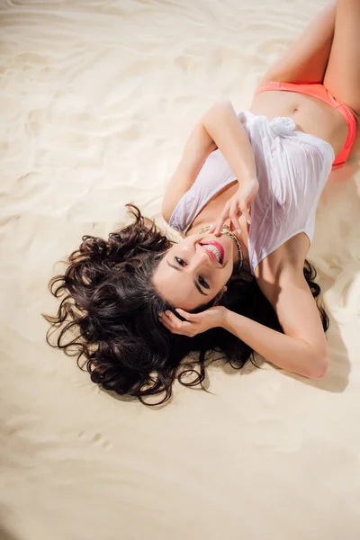 Krásná Sexy Dívka Mokrém Horním Pohledu Kameru Usmívající Relaxační Pláži — Stock fotografie