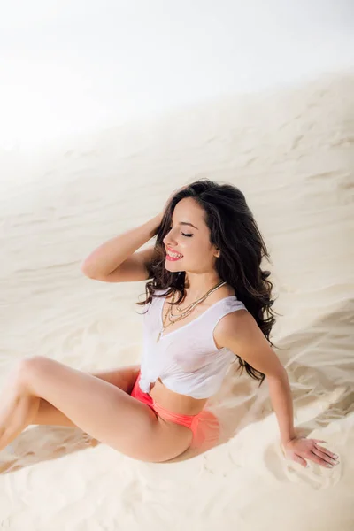 Hermosa Chica Sexy Top Mojado Sonriendo Posando Playa — Foto de Stock